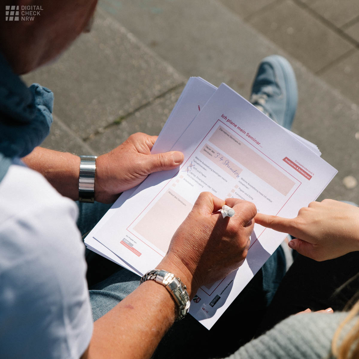 #Digitalisierung ist auch in der Schule angekommen! 
Um #Lehrkräfte zu unterstützen, einen niederschwelligen Zugang zur #Medienbildung zu finden, haben wir tolle Methoden zum kostenfreien Download entwickelt:
digitalcheck.nrw/methodenblaett…
Probiert es mal aus!
#digitalweiterwissen