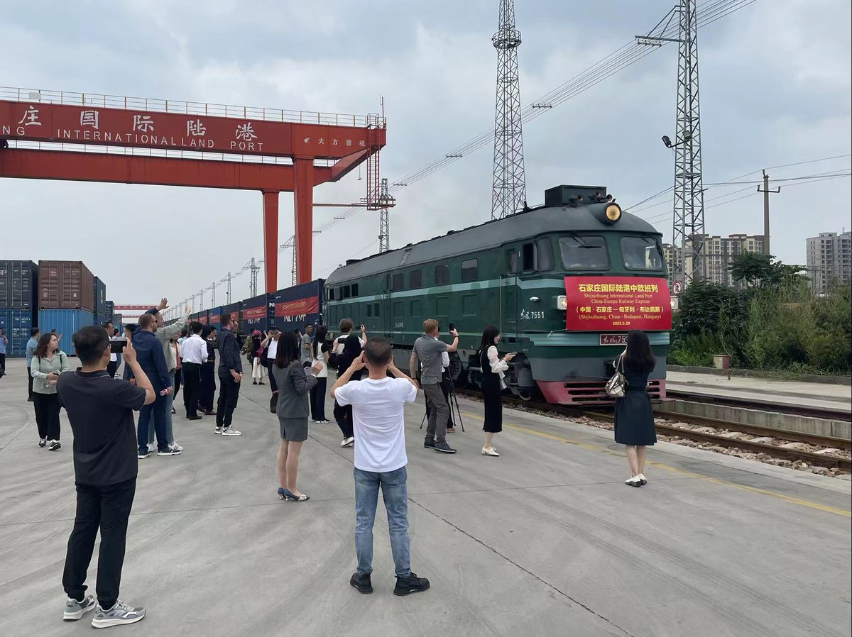 WangLutongMFA's tweet photo. Journalists from #China and 14 #CEECs gathered in Wuqiao, hometown of 🇨🇳 martial arts, discussing "deepening exchanges & mutual understanding, promoting prosperity & development". They enjoyed intangible cultural heritage shows and observed China-#Europe freight train departure. https://t.co/bVwNSDq9Kj