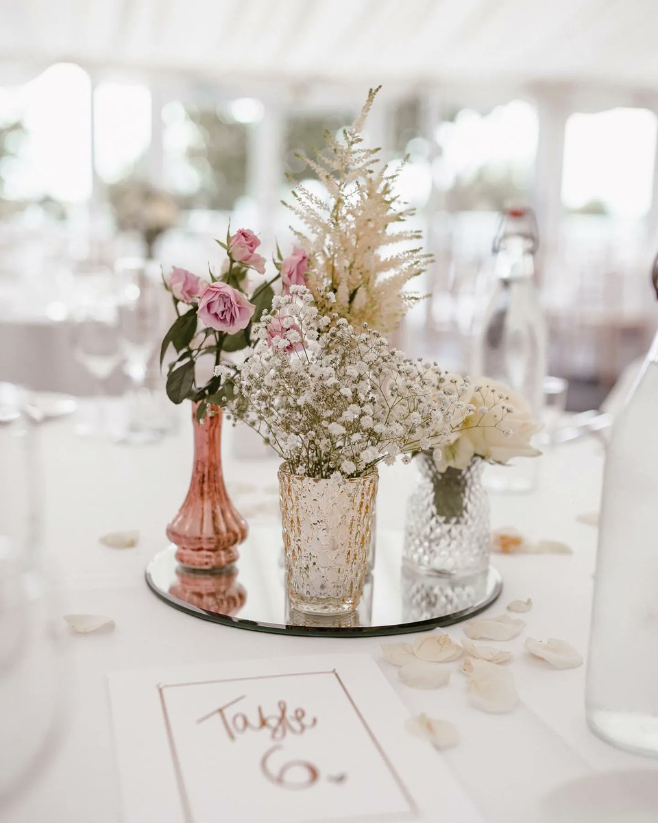 We just adore this elegant centrepiece by Simply Stunning Flowers! Sometimes big & bold is the answer, but this just shows that with the right styling, less can definitely be more!

thecompleteweddingdirectory.co.uk/SimplyStunning…

#essexweddingflowers #essexweddingflorist #romanticweddingflowers