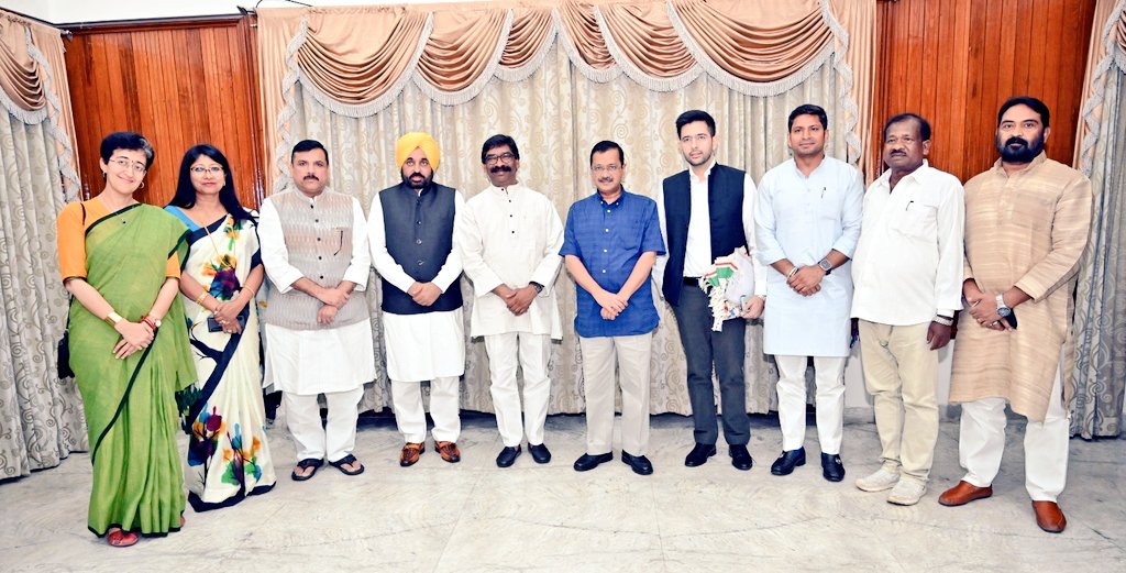 आज रांची में मुख्यमंत्री श्री <a href="/HemantSorenJMM/">Hemant Soren</a> से दिल्ली के मुख्यमंत्री श्री <a href="/ArvindKejriwal/">Arvind Kejriwal</a> और पंजाब के मुख्यमंत्री श्री <a href="/BhagwantMann/">Bhagwant Mann</a> ने मुलाकात की। मुलकात के दैरान प्रतिनिधिमंडल के अन्य लोग भी मौजूद रहे।