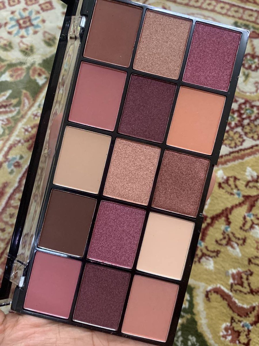 My love for pallete Revolution is unmatched, pigmented and affordable💯

Yang baru nak belajar buat eye makeup tu, ambik Provocative ni!  15 colours = RM38 je?!!😭 Sooo so worth it