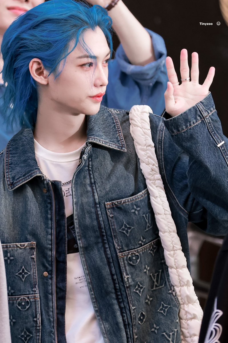 skzluvthetics's tweet photo. I came back bcs Felix blue hair 🥺 https://t.co/MsG9sUKP84