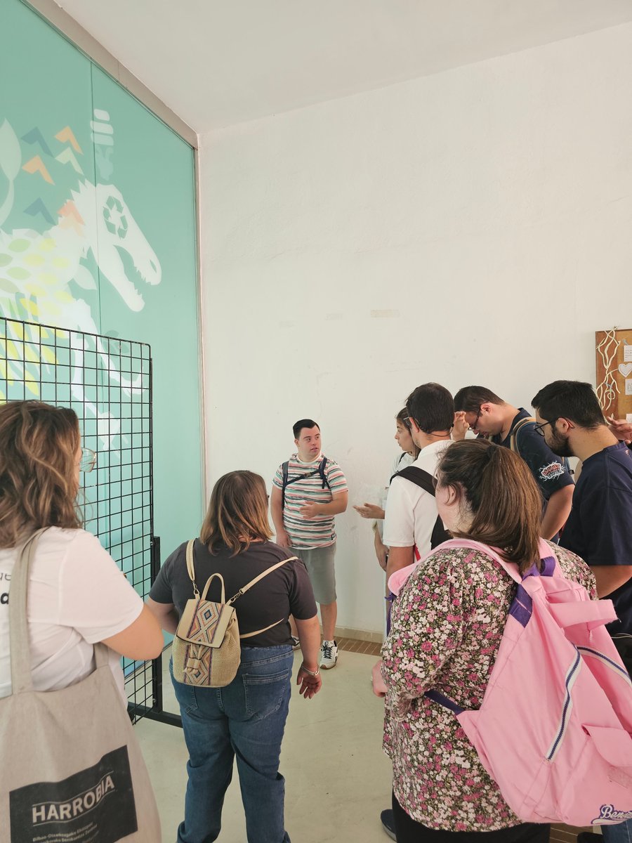 Nuestros #EmbajadoresDeLaSostenibilidad continúan con las visitas histórico-artísticas a la Facultad de Filosofía y Letras.
Y esta semana nos ha acompañado <a href="/DownCordoba/">Down Córdoba</a>  💙