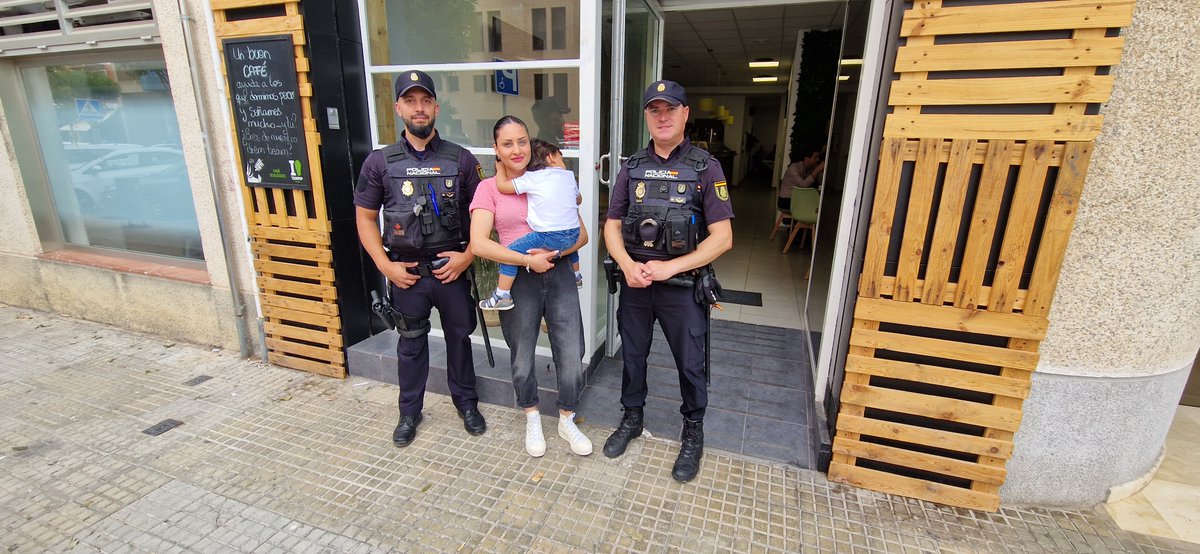 🚨Una madre llegó a comisaría pidiendo ayuda para su bebé de 19 meses inconsciente 

Los 👮👮‍♂️ practicaron maniobras de #emergencia mientras le llevaban al hospital
 
La rápida actuación de los agentes fue clave, según los servicios sanitarios, para salvar su vida

#EstamosPorTi