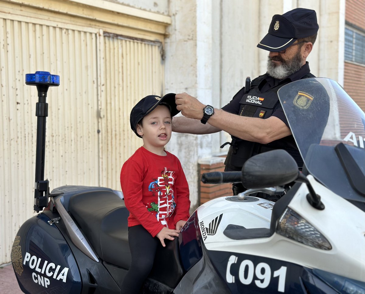 Sus #sonrisas lo dicen todo👧🧒

En #Almería estamos realizando distintas exhibiciones en numerosos centros educativos de la provincia🚔

Pretendemos que los más pequeños 👧🧒 conozcan nuestro trabajo y distintas unidades como TEDAX-NRBQ, UPR  y #Policíacientífica