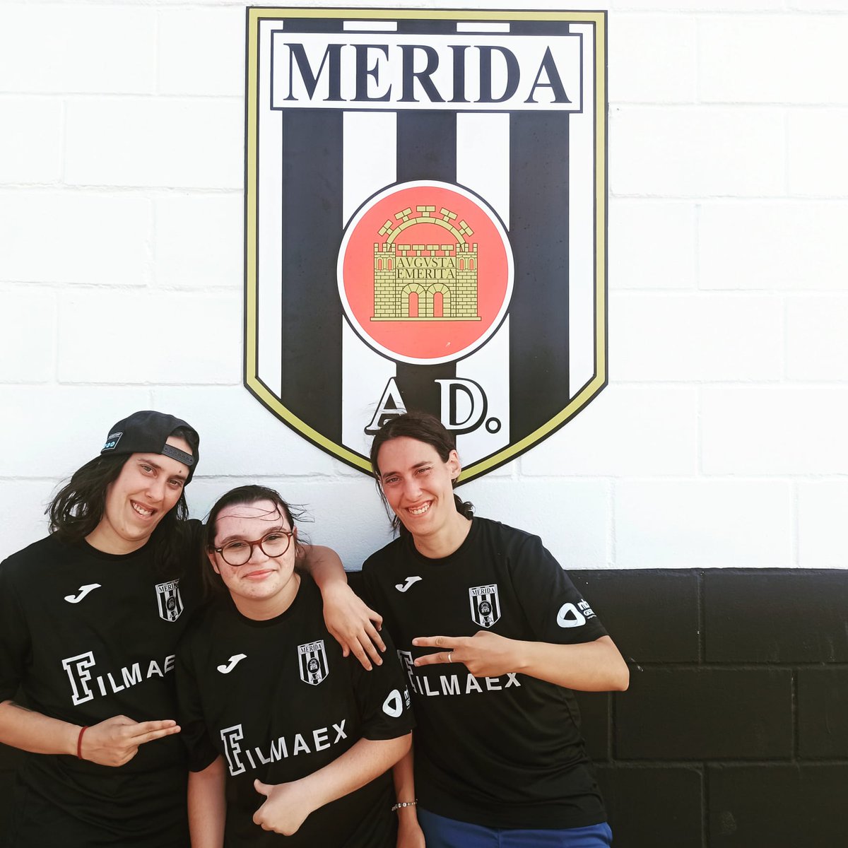 😍 Nuestras romanas, Patri, Mari y Naiara, de <a href="/meridadisports/">merida_disports</a> han quedado subcampeonas de  España con la Selección Extremeña de Fútbol Sala en el Campeonato de Selecciones Autonómicas para Personas con Discapacidad Intelectual.

⚪️⚫️ ¡Enhorabuena, romanas! 💪🏽