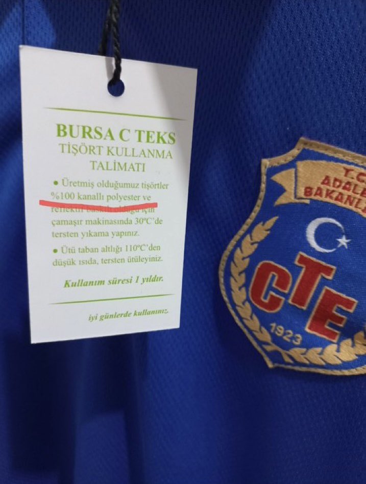 AtillaSertell's tweet photo. Ceza İnfaz Kurumu memurlarına reva görülen polyester kumaşın sağlık açısından sakıncalarını sanıyorum biliyorsunuz.
Ucuz olduğu için tercih ettiniz ancak insan sağlığına önem verin.
Polyester kumaş cild için riskleri vardır.
Terlemeye engel olmadığı için cildinde nem kalır. Eğer uzun süre polyester kumaş içinde kalırsan bunalıp daha çok terlersin.
Hassas ciltlerde cildin kızarabilir, isilik olabilirsin.
Daha fazla bilgi için yandaki yazıyı okuyabilirsiniz.