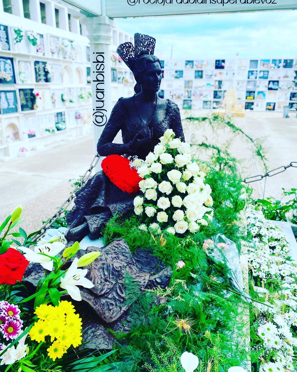 Así luce el mausoleo de Rocío
Jurado aún con más flores que
ayer.#APOYOROCIO1J
#APOYOROCIO2J #Mareafucsia
#rociojurado #rociocarrasco
#17añossinRocio