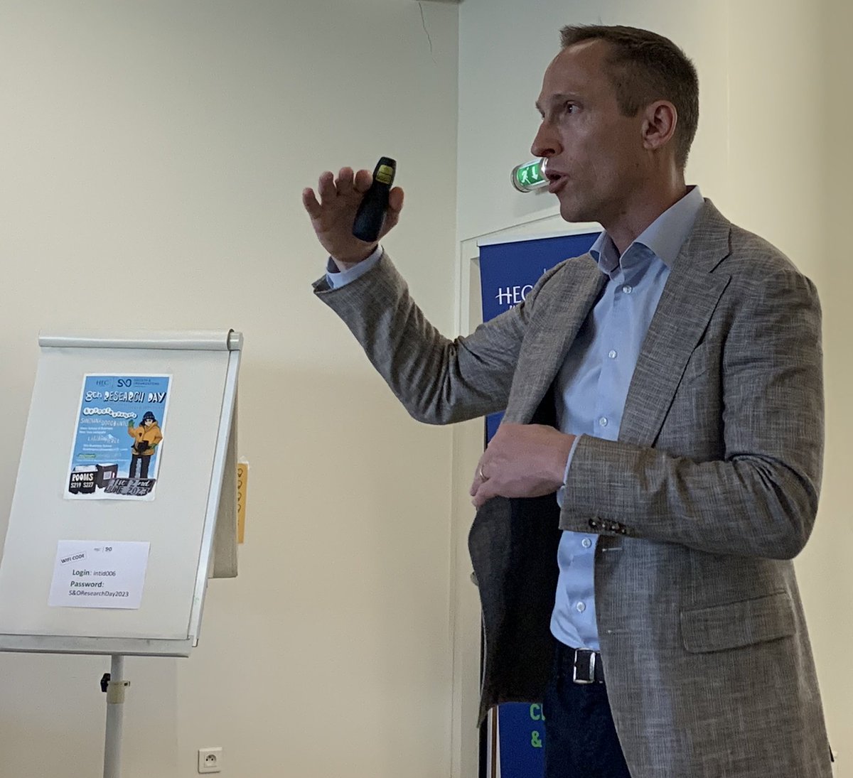 HECParisSnO's tweet photo. A great pleasure to welcome our second keynote for the #SnOresearchDay: @LamarPierce1 from @WUSTL presentating his work & the trends in #organizationmanagement
1️⃣ Field experiments
2️⃣ Return of ethnography
3️⃣ Understudies population
4️⃣ More healthcare
5️⃣ Clearer data https://t.co/9Un9ARVFdV