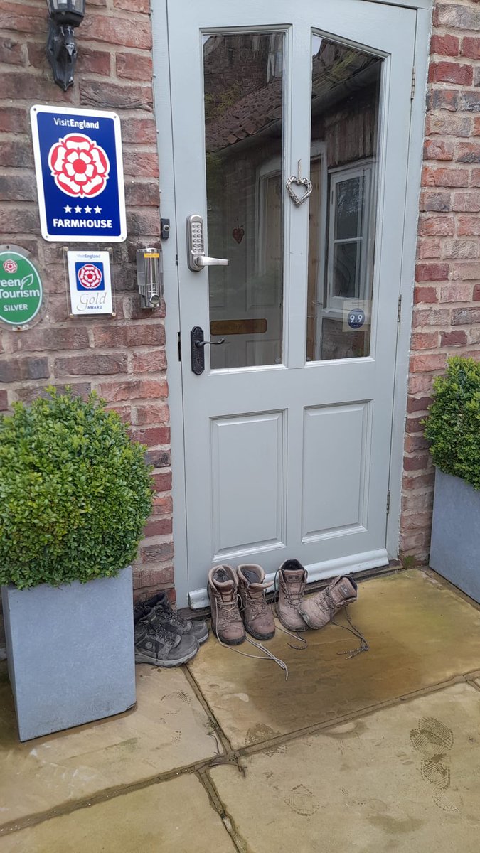 HazelwoodFarm's tweet image. We have a wide range of wonderful local walks to offer taking in the stunning Howardian Hills and plenty of opportunities to put your feet up afterwards! #walking #howardianhills #fosseway #NorthYorkshire #bedandbreakfast #york