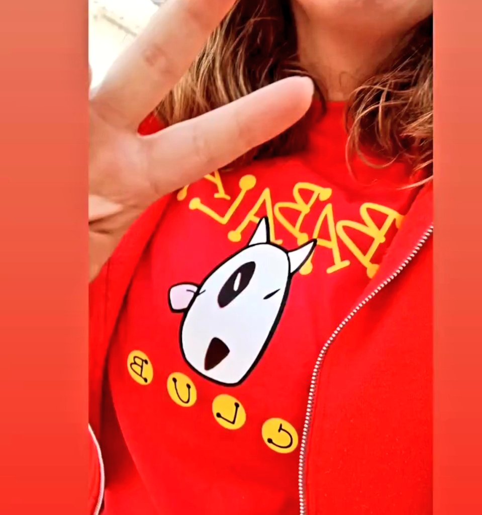 Hoy llevo mi infancia al trabajo. Gracias <a href="/misstassedesign/">misstasse</a> por hacer esta súper camiseta 😍.