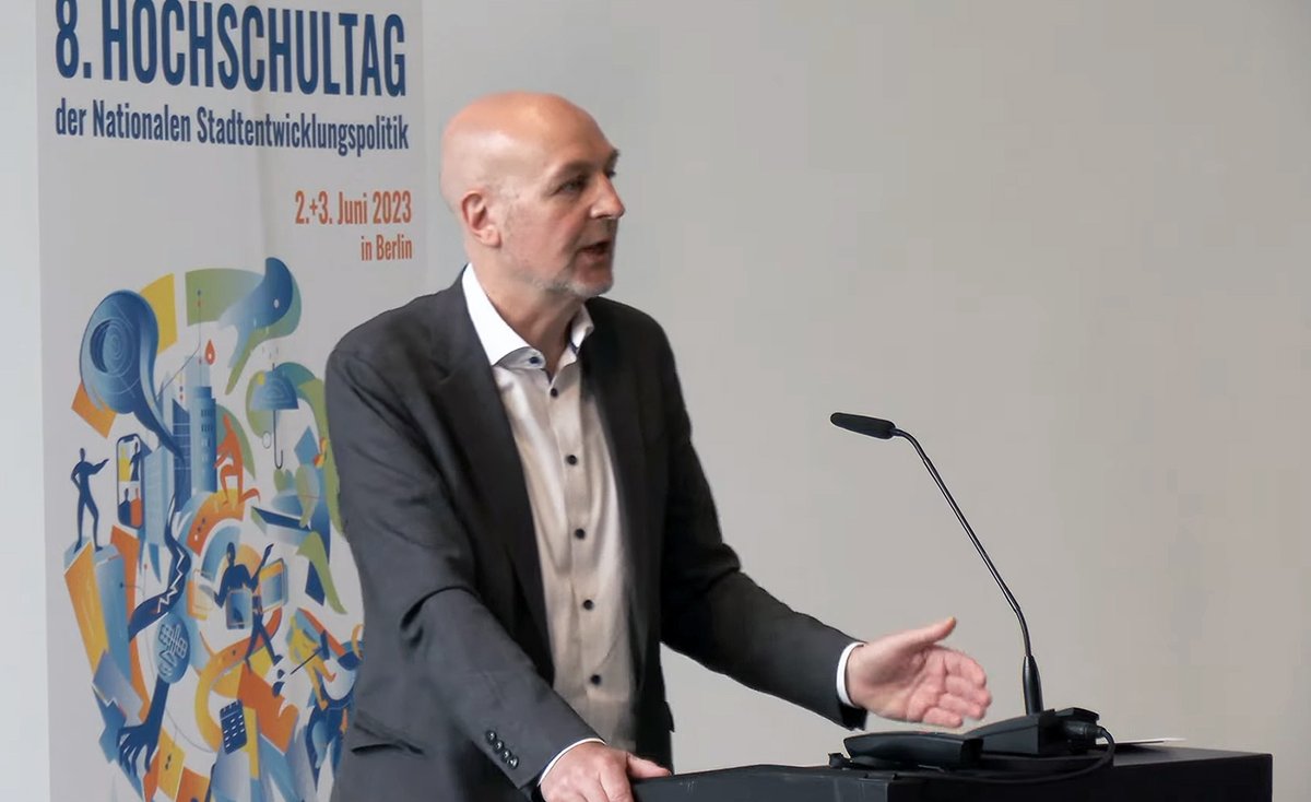 Bundesbauministerium (@bmwsb_bund) on Twitter photo „Wir müssen uns besser gegenüber Krisen aufstellen, um unsere #Städte resilienter zu machen. Dafür brauchen wir auch eine neue #Planungskultur mit neuen Denk- und Handlungsmustern“, betont Staatssekretär <a href="/BosingerRolf/">Rolf Bösinger</a> beim Hochschultag der Nationalen #Stadtentwicklungspolitik. „Wir müssen uns besser gegenüber Krisen aufstellen, um unsere #Städte resilienter zu machen. Dafür brauchen wir auch eine neue #Planungskultur mit neuen Denk- und Handlungsmustern“, betont Staatssekretär <a href="/BosingerRolf/">Rolf Bösinger</a> beim Hochschultag der Nationalen #Stadtentwicklungspolitik.