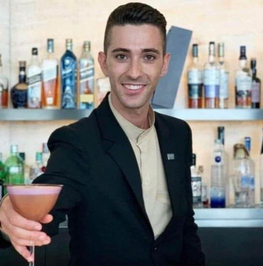 L'ASSASSINO DELLA RAGAZZA INCINTA.
Quando vedete tatuaggi, piercing, capelli e barba lunga ricordatevi che chi fa veramente paura spesso è come il soggetto di questa foto. Tutto preciso, pettinato e con un sorriso, apparentemente dolce…