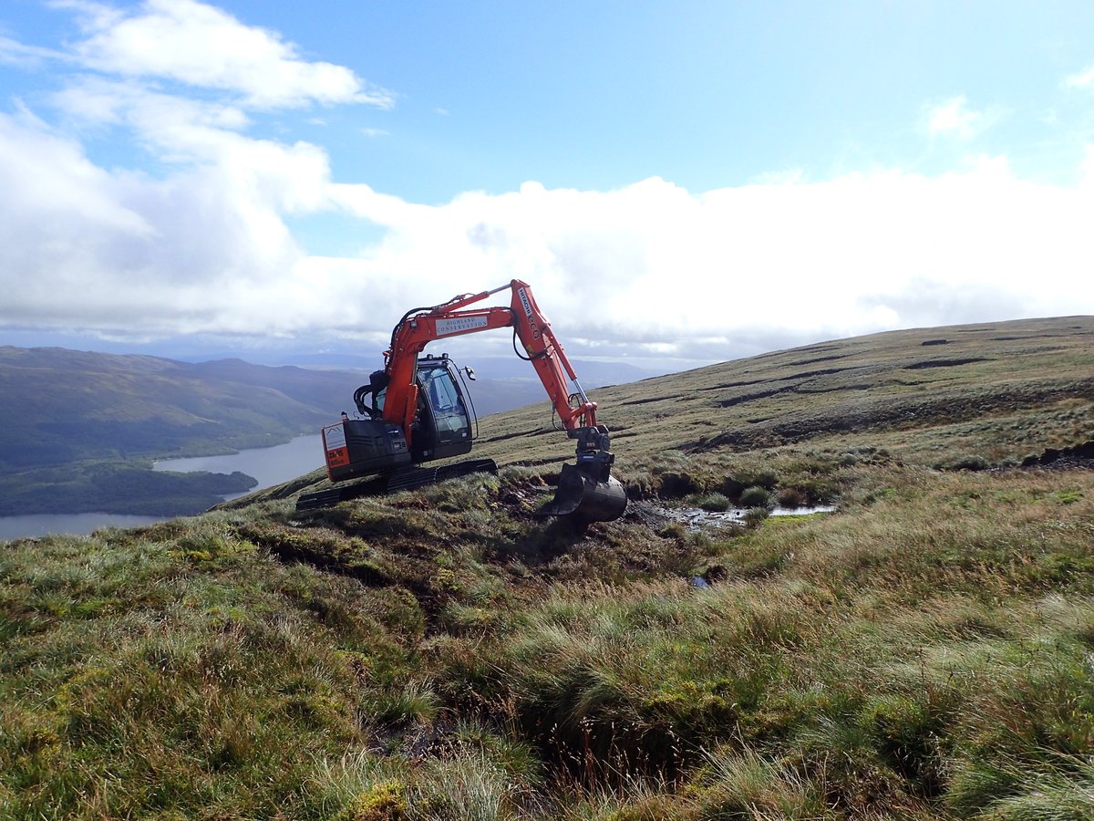 🧵We are set to significantly increase the pace and scale of peatland restoration over the coming years, with a target of repairing 8000ha of peatlands by 2030. That’s roughly the same area as 20,000 football fields!

#WorldPeatlandsDay #PeatlandRestoration #NatureBasedSolutions