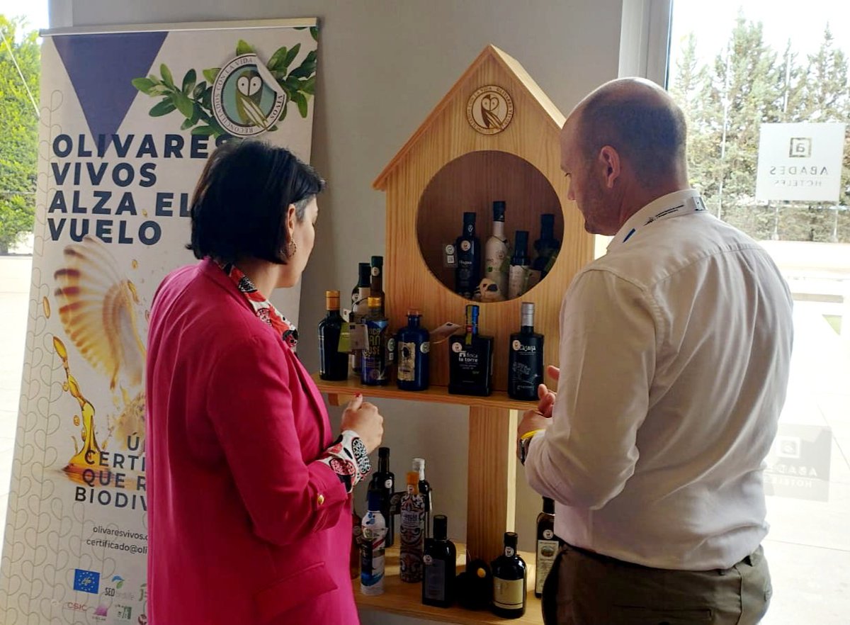 Explorando nuevos mercados 💼📈 para nuestras marcas en el #XVIICongresoSEAAV🐶, donde estamos promocionando los #AOVE  y la #Certificación Olivares Vivos. ¡Y ya se ha pasado por nuestro expositor más de un profesional del sector veterinario que también es #olivarero!🫒👨‍🌾