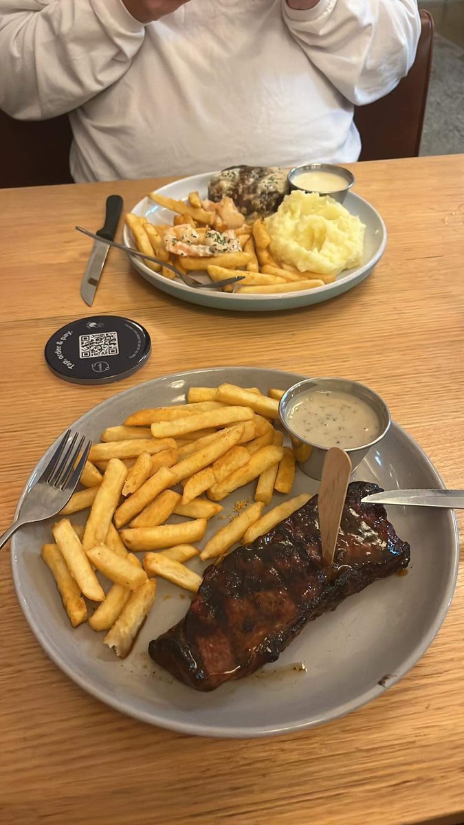 Just a casual steak dinner with <a href="/PRDX_Feyr/">Chris Hillman</a> after 5 years 🤷🏼‍♀️