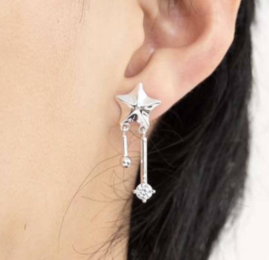 hyunjin’s earring is so cute