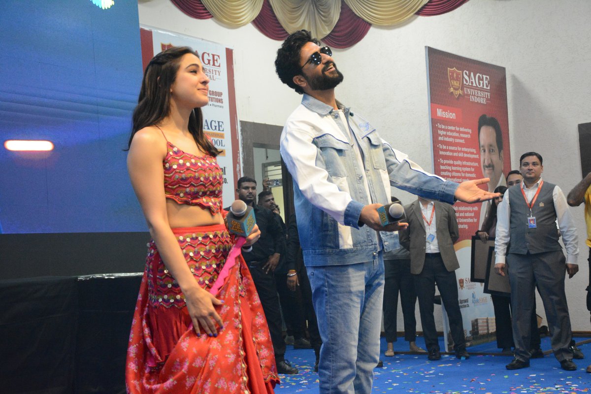 SAGE University Indore was elated to host talented actors, Vicky Kaushal and SaraAlikhan for the promotion of their highly anticipated movie 'Zara Hatke Zara Bachke.'
#VickyKaushal #SaraAliKhan #ZaraHatkeZaraBachke  #MoviePromotion #SAGEUniversity #SAGEUniversityIndore