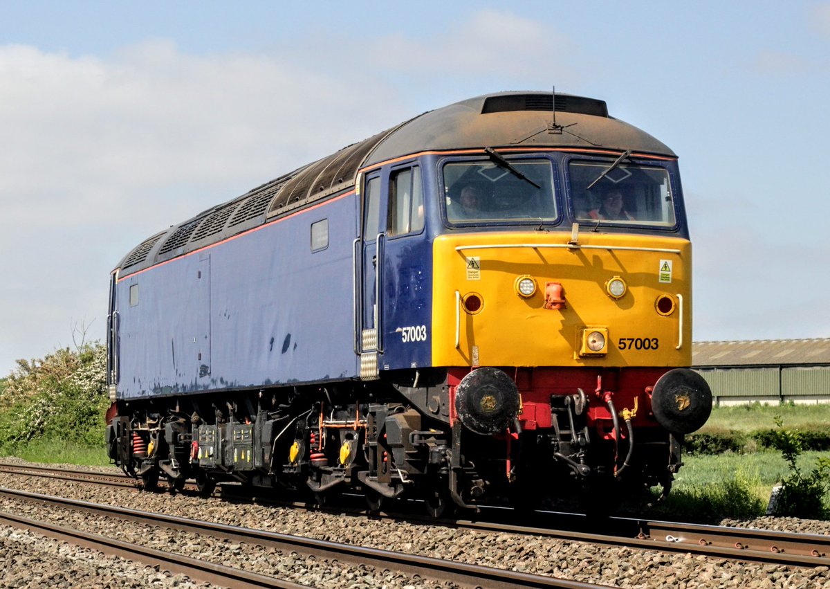 TSOUFC1988's tweet image. 57003 passing Burbage Common on 0Z57 Crewe HS to Leicester LIP,  this locomotive is going on hire to GBRf. 
#class57
#locomotiveservices
#gbrf
flic.kr/p/2oExVLZ