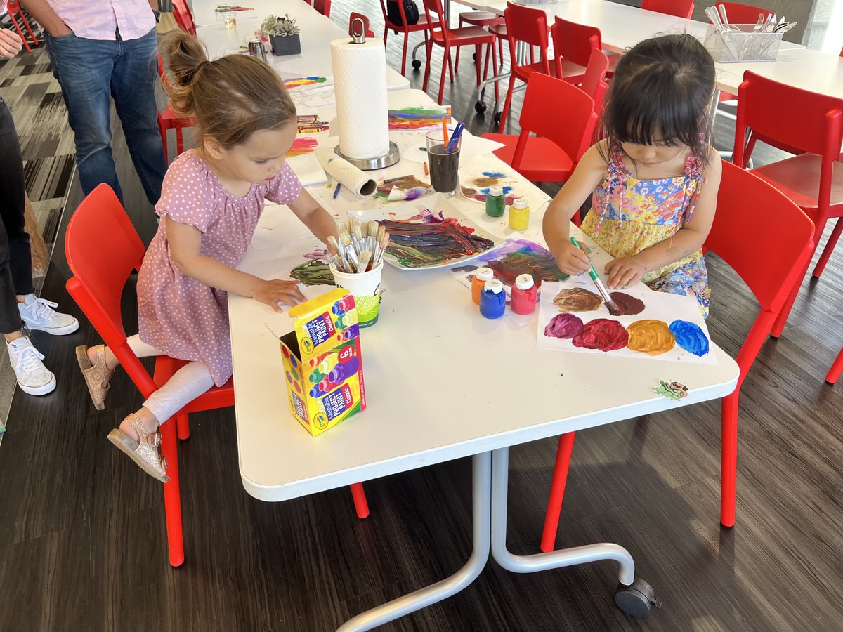 FastlyJapan's tweet image. Fastlyで先日行われた #BringYourChildToWorkDay （子供を職場に連れてくる日）の様子をお届けします📸

未来のFastlyanたちがブレインストーミングをして、製品コンセプトを描きました🎨 🖌️ アイスクリーム🍦を食べながら生産的に仕事をすることができました😊

#LifeAtFastly