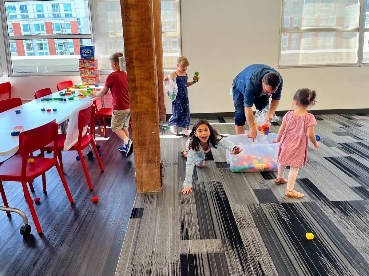 FastlyJapan's tweet image. Fastlyで先日行われた #BringYourChildToWorkDay （子供を職場に連れてくる日）の様子をお届けします📸

未来のFastlyanたちがブレインストーミングをして、製品コンセプトを描きました🎨 🖌️ アイスクリーム🍦を食べながら生産的に仕事をすることができました😊

#LifeAtFastly