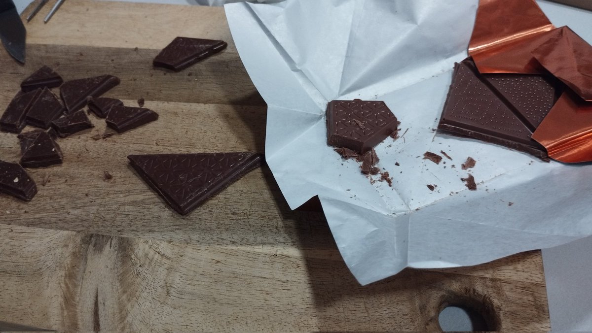 En la trastienda de <a href="/Utopickcacao/">Utopick</a> con Paco Llopis y a la izquierda, Mayte Sánchez de <a href="/Maychoco_/">Maychoco</a> y Raquel González Setien (de rojo) de <a href="/Kaitxo2017/">Kaitxo</a> Catando chocolates premiados por los International Chocolate Awards y novedades. ¿Cuáles serán? Tendréis que esperar a que las saquen.