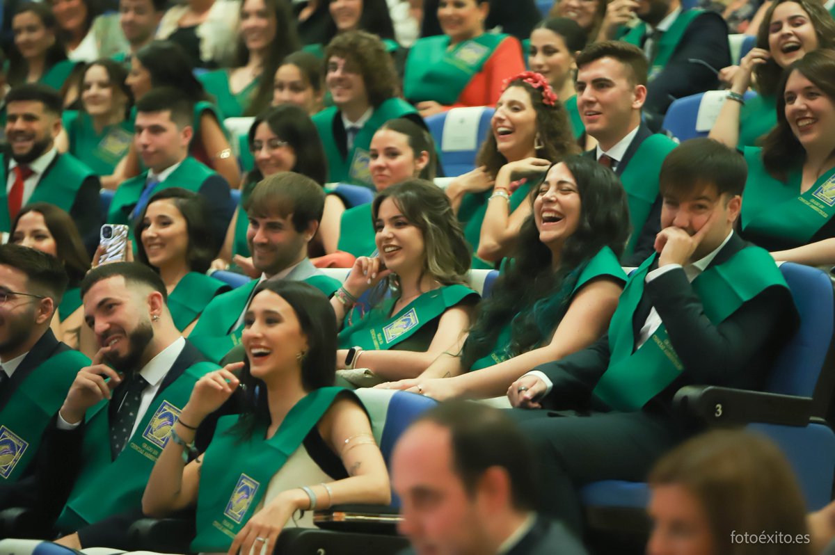 pablodeolavide's tweet photo. 🎓Felicidades a la nueva generación de ambientólogos y ambientólogas de nuestra universidad.
Porque el Medio Ambiente necesita a profesionales como vosotros y vosotras, ¡mucho éxito!😊
#egresadosUPO https://t.co/6fCEht6329