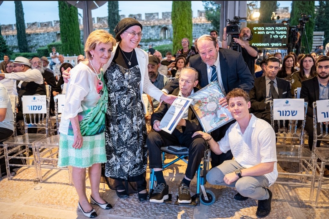 ברוך דיין האמת.
מנשה לב רן, חתן פרס אורי אורבך לתרבות יהודית, נפרד מאתנו היום ועבר לעולם שכולו טוב.
כאן בעולמנו הזה תרם מנשה ז"ל תרומה אדירה לעולם התרבות היהודית, בכשרון ובמסירות, ואני מודה לקב"ה על שאיפשר לי להעניק לו את הפרס שהוא כ"כ ראוי לו, כשעוד היה עמנו כאן.
יהי זכרו ברוך