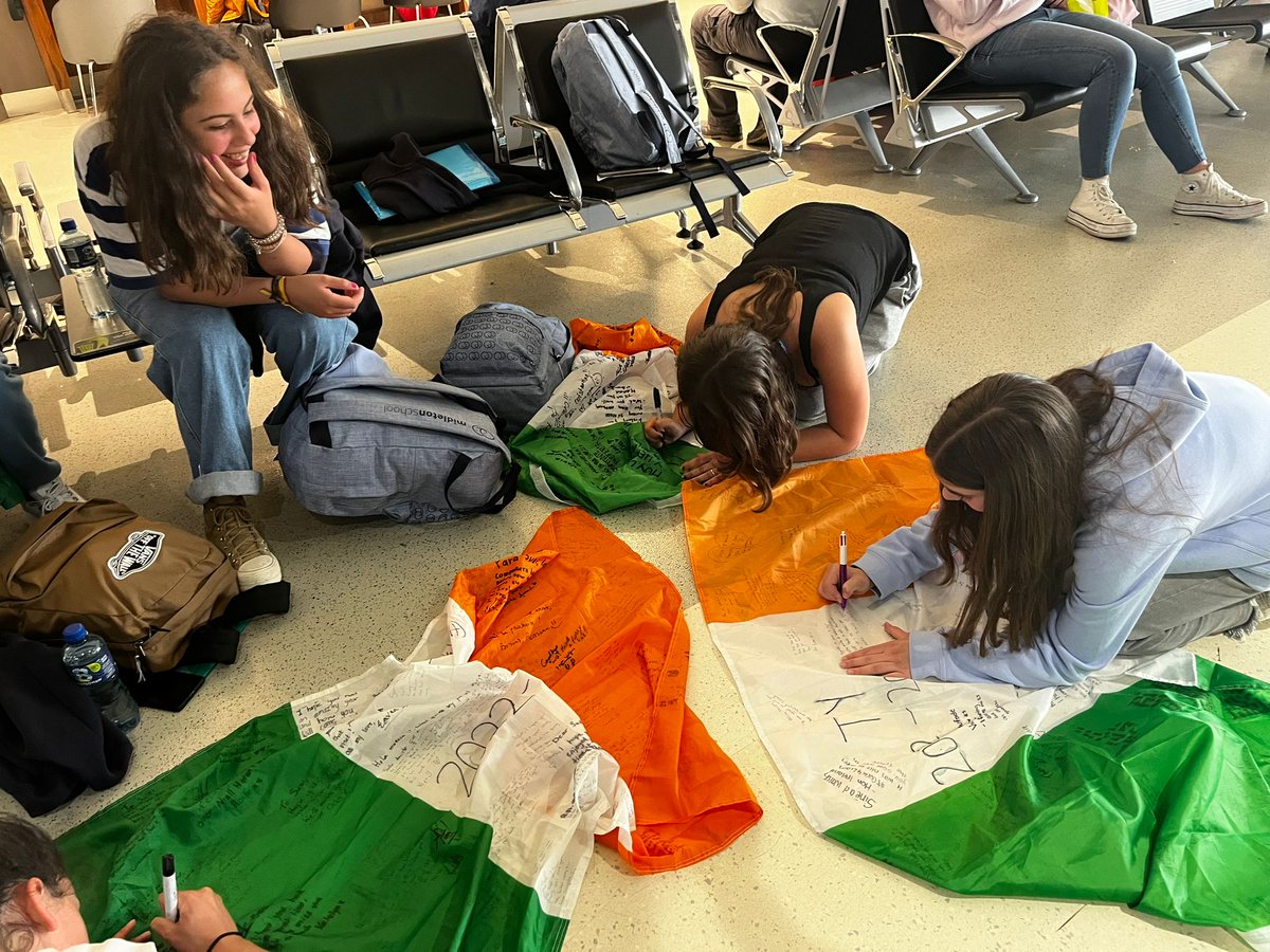 midletonschool's tweet photo. ¡Nuestros estudiantes ya están de vuelta a casa! Ayer fue un día de abrazos y despedidas en el aeropuerto ✈️ ¡y es que nuestros #midletonstudents han hecho muy buenas amistades durante este curso en #Irlanda! 
¡Qué bonitas esas dedicatorias en las banderas! 🇨🇮 
 #backhome https://t.co/aMNLSVZHUS