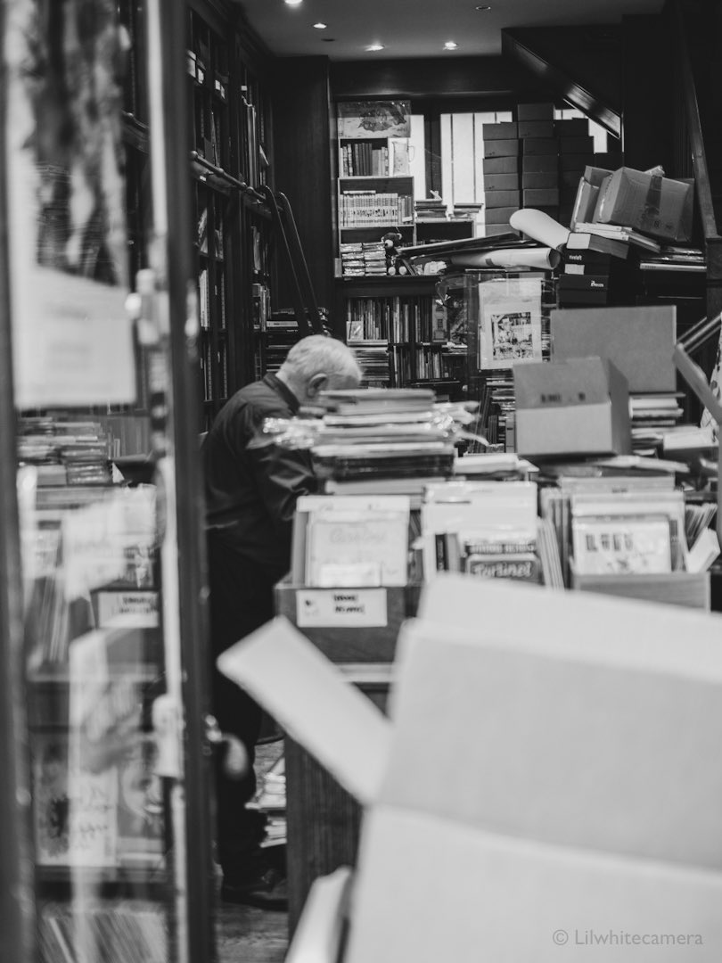 Lilwhitecamera's tweet photo. 📸 #LilPhotoFriday
Parfois j'ai l'impression de voyager dans le temps au détour d'une rue. Les vieux commerces qui ont ce petit goût d'antan qui leur donne un charme fou vous ne trouvez pas ? Ici ce libraire perdu au milieu de ces piles de livres mal rangés m'a fait sourire 😊📚 https://t.co/MCNrYre8RY