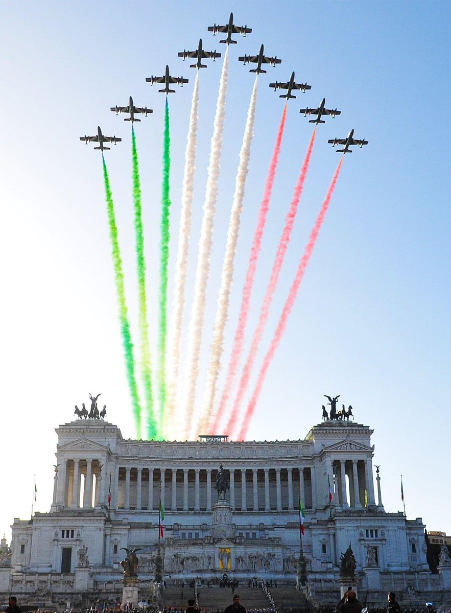 JamesLucasIT's tweet photo. Il passaggio delle Frecce Tricolori
sull'Altare della Patria #2Giugno https://t.co/8yu3hYcMGe