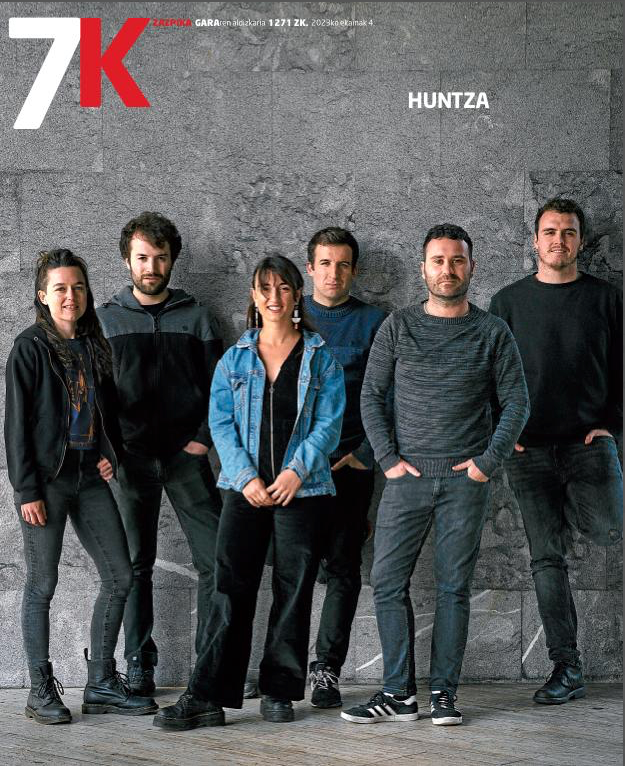 [AURRERAPENA] Igande honetako azalean, Huntza taldea bere osotasunean. Agurra iragarrita, haien ibilbideaz eta bizipenez hitz egin du taldekide guztiekin egindako elkarrizketa batean Iker Gurrutxagak <a href="/ikerrtxo/">Iker Gurrutxaga Zubimendi</a> <a href="/huntzaofficial/">Huntzaofficial</a>