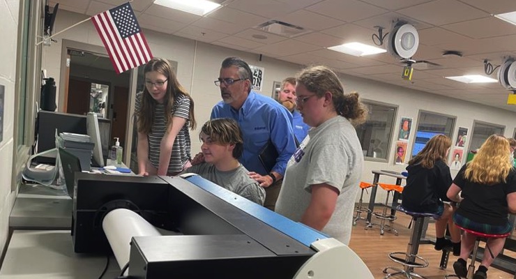 Students at La Crescent High and Middle School in La Crescent, MN, USA, are taking on another lesson in the print industry with the support of @inlandpackaging #labelleaders #growth #workforce #industry

Learn more: hubs.li/Q01S2M2P0