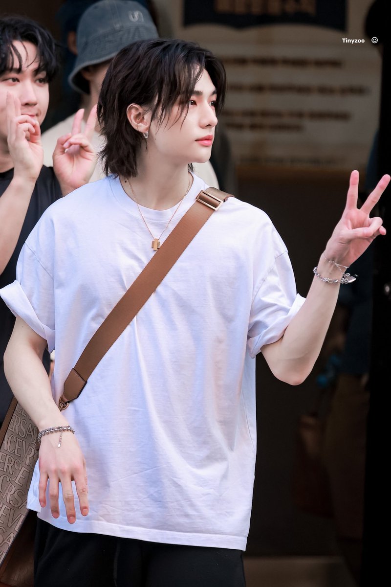 HyunjinFacts's tweet photo. Hyunjin is gorgeous gorgeous ❤️
스트레이키즈 현진
#HYUNJIN #현진
#s_class_mv_outnow
#S_CLASSOnMuBank https://t.co/JPGP6nkvdu