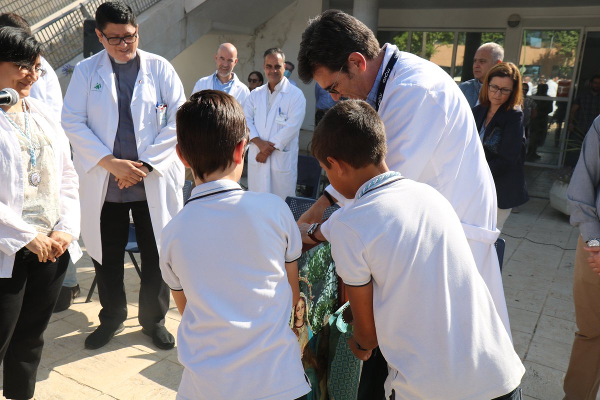 La tradicional procesión de la Divina Pastora del colegio <a href="/Calasancias_Sev/">Calasancias_Sevilla</a>  ha pasado un año más por nuestro centro. ¡Muchas gracias por vuestro cariño hacia nuestros profesionales y pacientes! 🥰