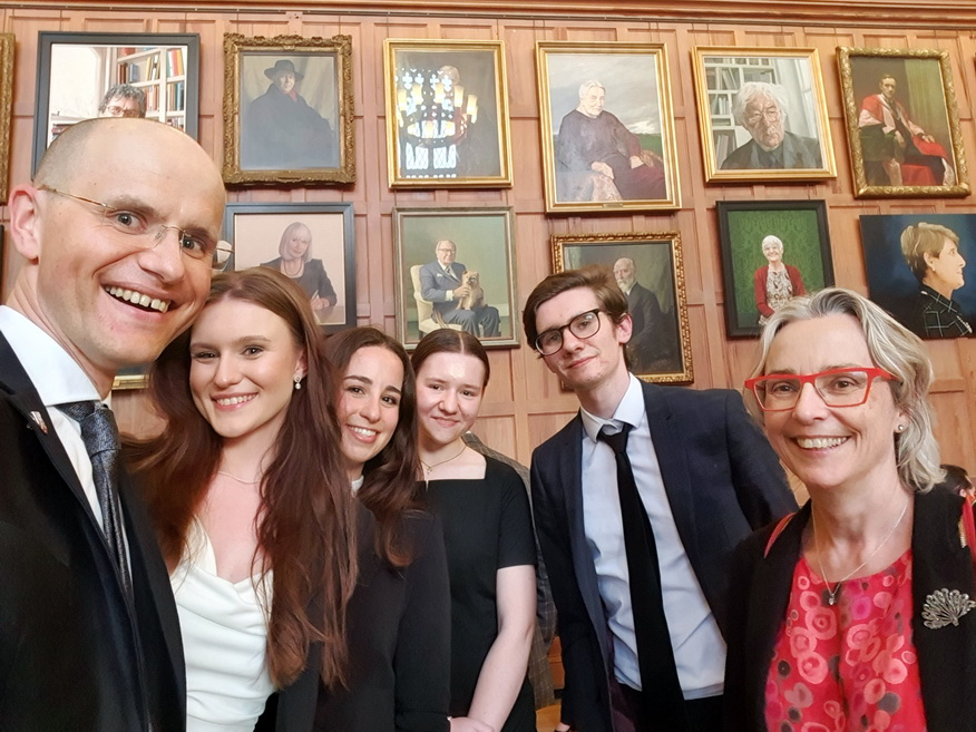 Some terrific atmosphere in our Great Hall yesterday at a dinner celebrating long-standing @FordhamLawNYC-@UCDLawSchool-@qubschooloflaw Summer School. On the photo with students (some from my past competition classes 😊) and indefatigable Prof. @MaherImelda of UCD
#lovequb