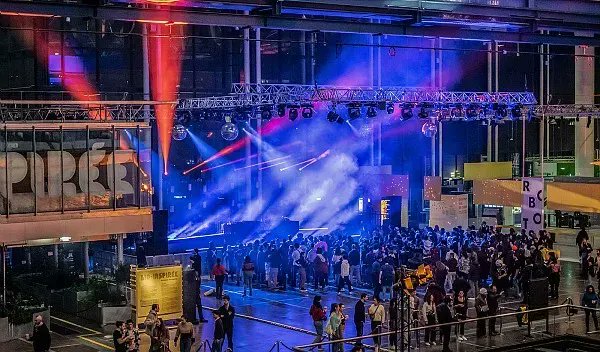 🎶 #LesEclatantes c'est bien évidemment la musique mais c'est aussi de nombreuses activités ! Pour ce 9 juin, retrouvez un baby-foot géant, des courses de karts électriques, des tatouages éphémères et bien d'autres !

<a href="/chillaofficiel/">CHILLA</a> Yoa <a href="/IamVickyR_/">Vicky R</a>
 👉 cite-sciences.fr/les-eclatantes/