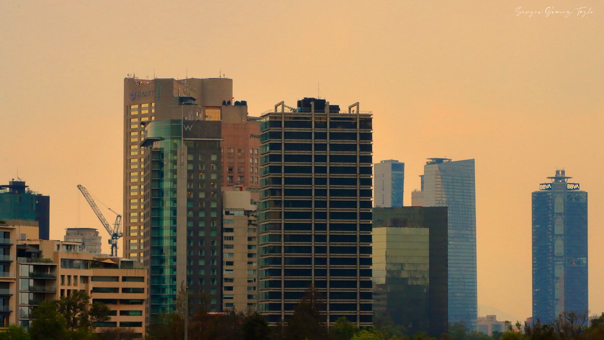 Atardeceres de la ciudad #fotografía #Fotografie #사진술 #photographie #photography #fotografia #写真術 #фотография #arte #Kunst #예술 #art #芸術 #искусство #fotografiaurbana #photooftheday #citylife #landscape_lovers #cityvibes #discoverearth #discoverglobe #outdoorphotography