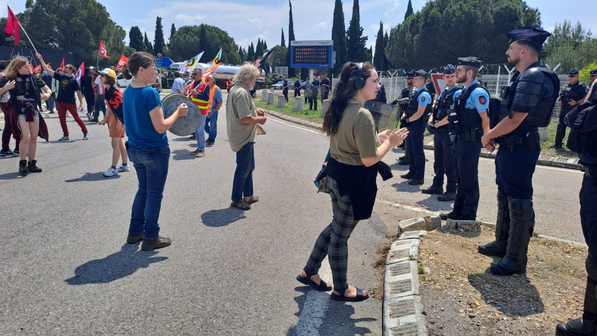 F3OccitanieLR's tweet photo. #Visite d'Emmanuel #Macron à #Nîmes : #manifestation contre la #ReformeDesRetraites devant la base aérienne de la #securitecivile #police #crs #gard #garons @EmmanuelMacron @SecCivileFrance #pompiers #FeuxDeForêt 📷 FTV P.Pidoux https://t.co/pTFp4BsgMZ https://t.co/qGoVTS3ySs