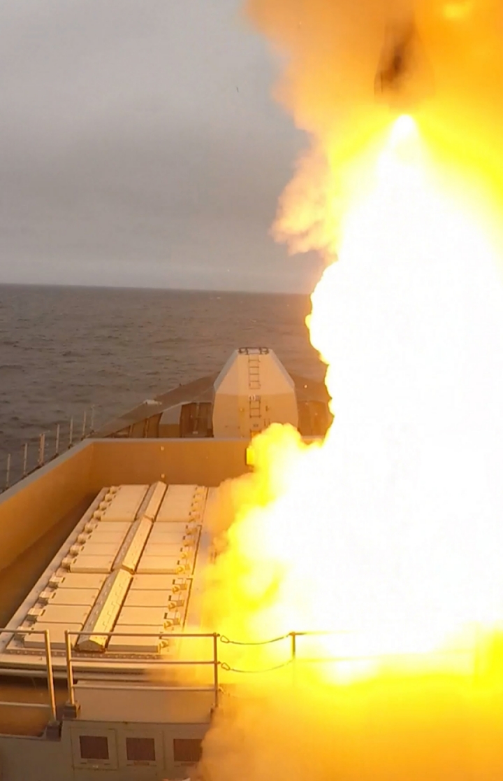 WarshipsIFR's tweet image. The Royal Navy destroyer HMS Defender used her Sea Viper missile system to shoot down a jet drone during NATO exercise #FormidableShield23 off the Outer Hebrides, Scotland. Photos: Royal Navy.