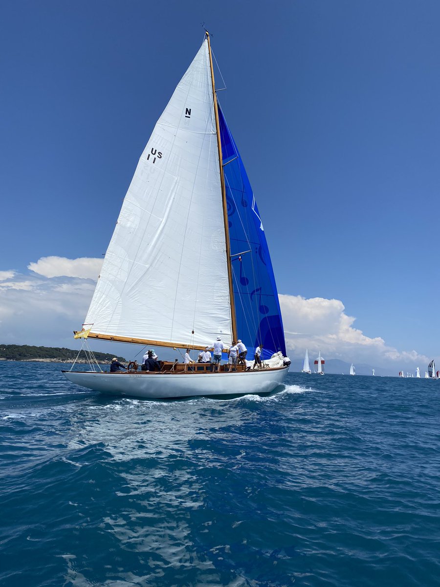 Le Sérénade le voilier de Pete Townshend le guitariste des Who sur les <a href="/VoilesdAntibes/">Les Voiles d'Antibes</a> Reconnaissable aux notes de musique sur le spie