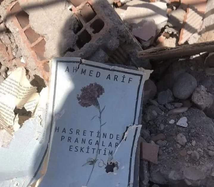 Bir kadeh, bir cıgara, dalıp gidene, Seni anlatabilsem seni...
Yokluğun, cehennemin öbür adıdır
Üşüyorum, kapama gözlerini...

#AhmetArif