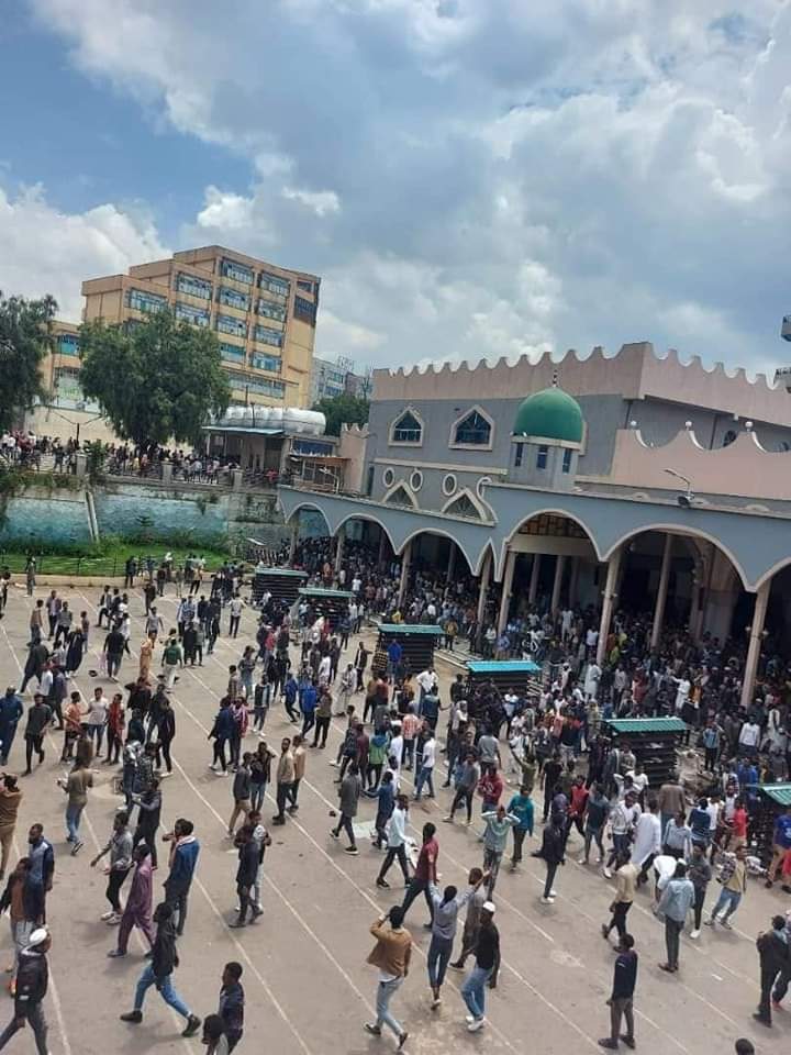 Lijfedlu's tweet photo. የአምባገነኑ መንግስት ስራዓትት ዛሬም እንደ ባለፈው ሳምንት በአንዋር መስጅድ ሰጋጆች በጥይት እየደበደበ ይገኛል !

በርካታ ወንድሞቻችን በጥይት ተመተዋል !

ግን እስከመቼ !መጅሊሱ ምን እየጠበቀ ነው⁉ https://t.co/i5FHByy6QO