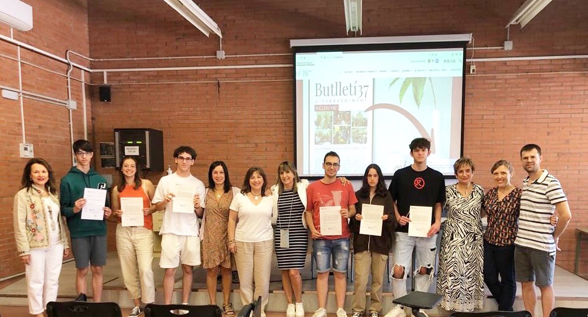Fem una visita a l’institut Torre Vicens i entreguem els certificats de B1 i B2 d'anglès als alumnes que han participat en el Programa de certificació de les Escoles Oficials d'Idiomes. 
L’enhorabona a tots per la feina feta! 
#EOILleida <a href="/TorreVicens/">Institut Torre Vicens</a>