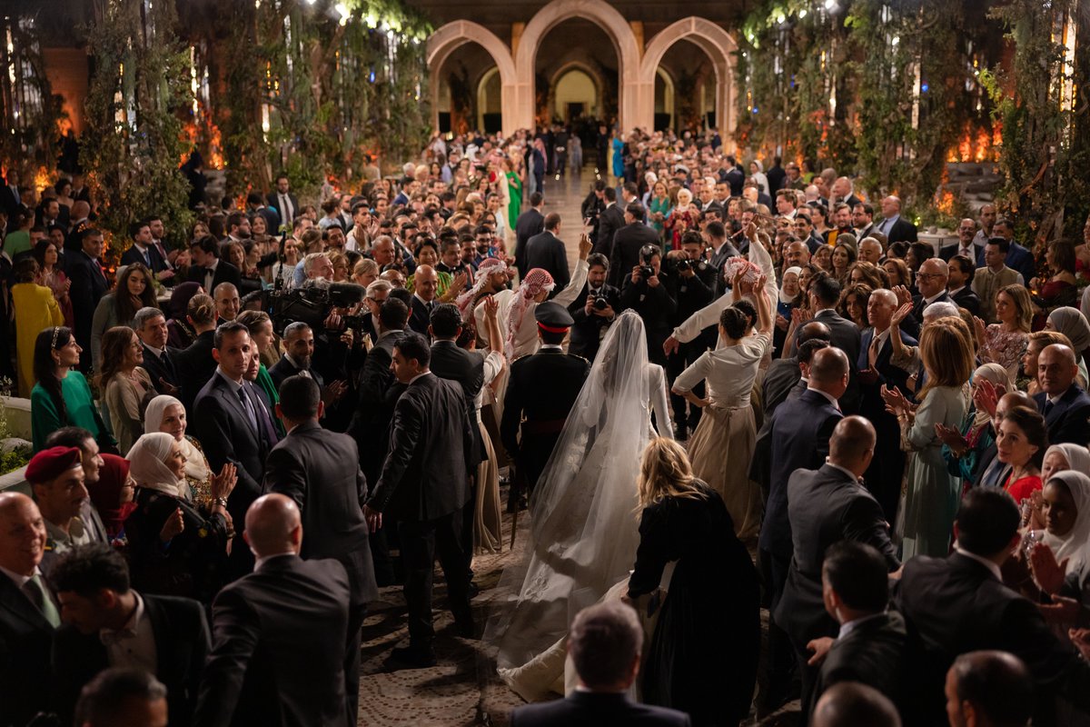 شكرا من القلب لأبناء وبنات شعبنا العزيز الذين شاركونا الفرحة بالحسين ورجوة. والشكر الموصول للأشقاء والأصدقاء على وجودهم معنا بهذه المناسبة، ولتبقى ديار الأردنيين عامرة بالفرح دائما