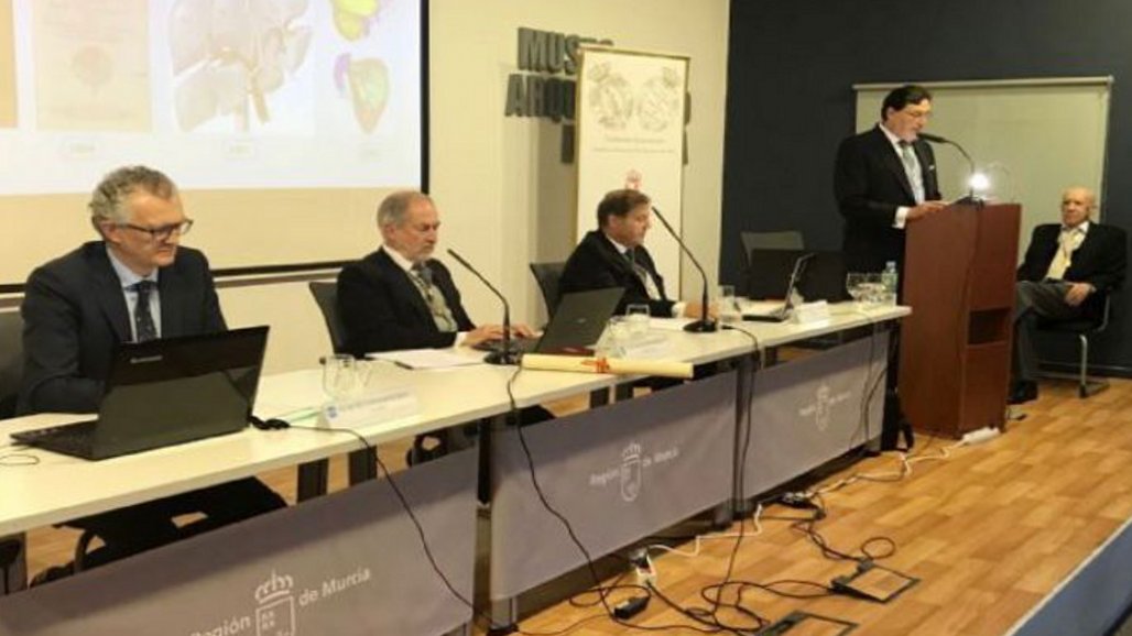 🎓El Dr. Ricardo Robles, jefe de sección de Cirugía de la Arrixaca, ingresa en la Real Academia de Medicina y Cirugía.

🫂 En el acto contó con la presencia del Prof. Pascual Parrilla y el consejero de Salud en funciones.
En su discurso analizó la historia de la cirugía hepática