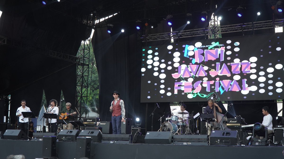 JavaJazzFest's tweet image. Let the enchanting melodies of @jamie_aditya &amp;amp; His Mezzrollers lead your memories at #.BNIJJF2023 !!🎶✨
#OutdoorStage 

#BNIJJF2023