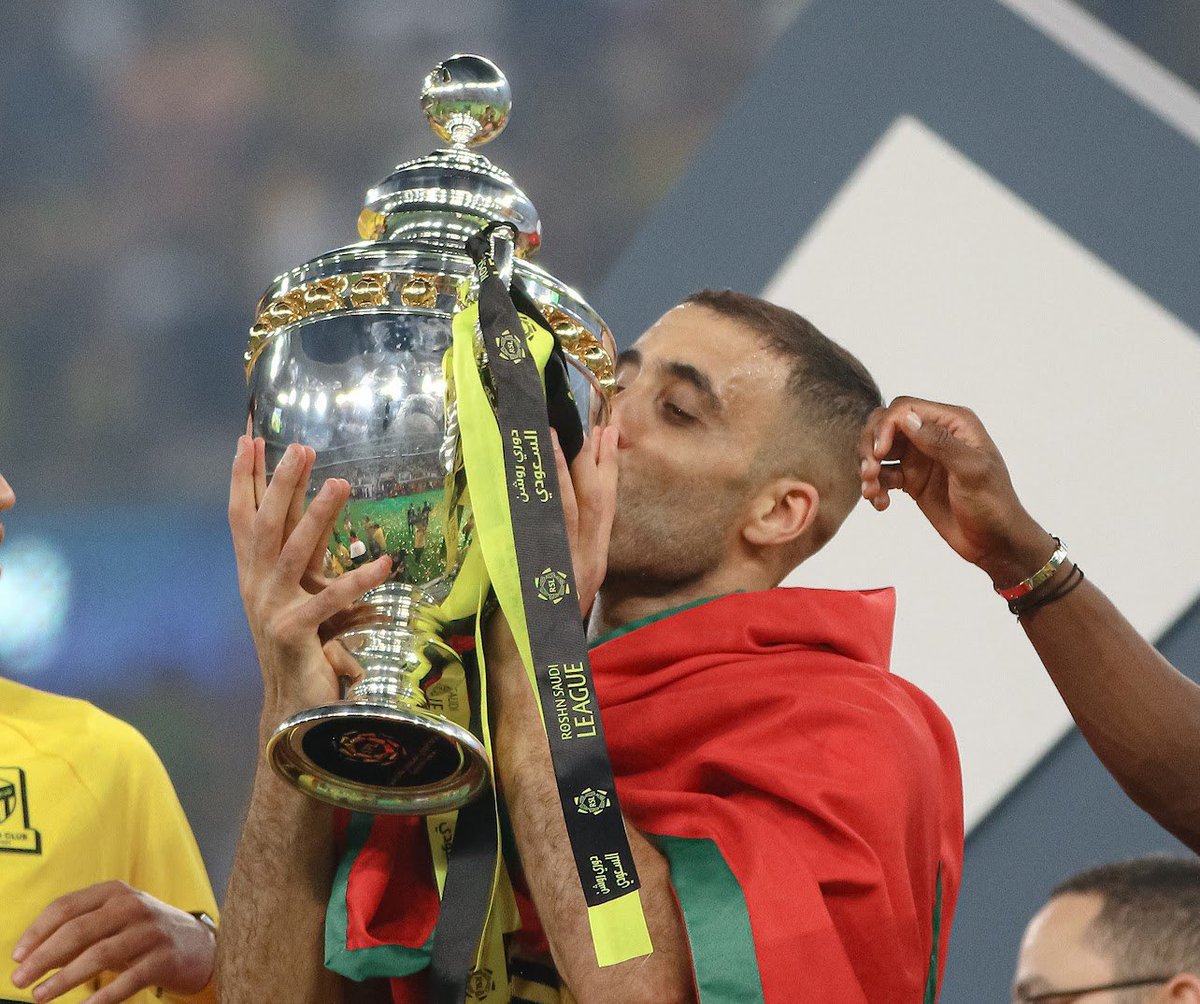 Hamedallah_9's tweet photo. The Cup is in my hands!  🏆❤️ https://t.co/zHN6bvmifd