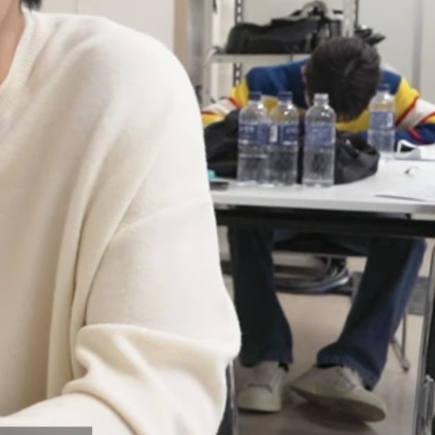 뒤에 대박 집중하고 계시는데