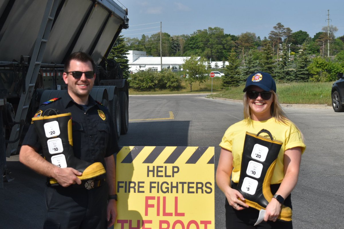 AtTheScenePhoto's tweet photo. The Fill a Boot drive has begun in #barrie all this weekend @Barrie_Fire @BarriePFFA are all around the city collecting and the boots now have tap!
#bootdrive #charities #anylittlebit https://t.co/xeiRArkaz2